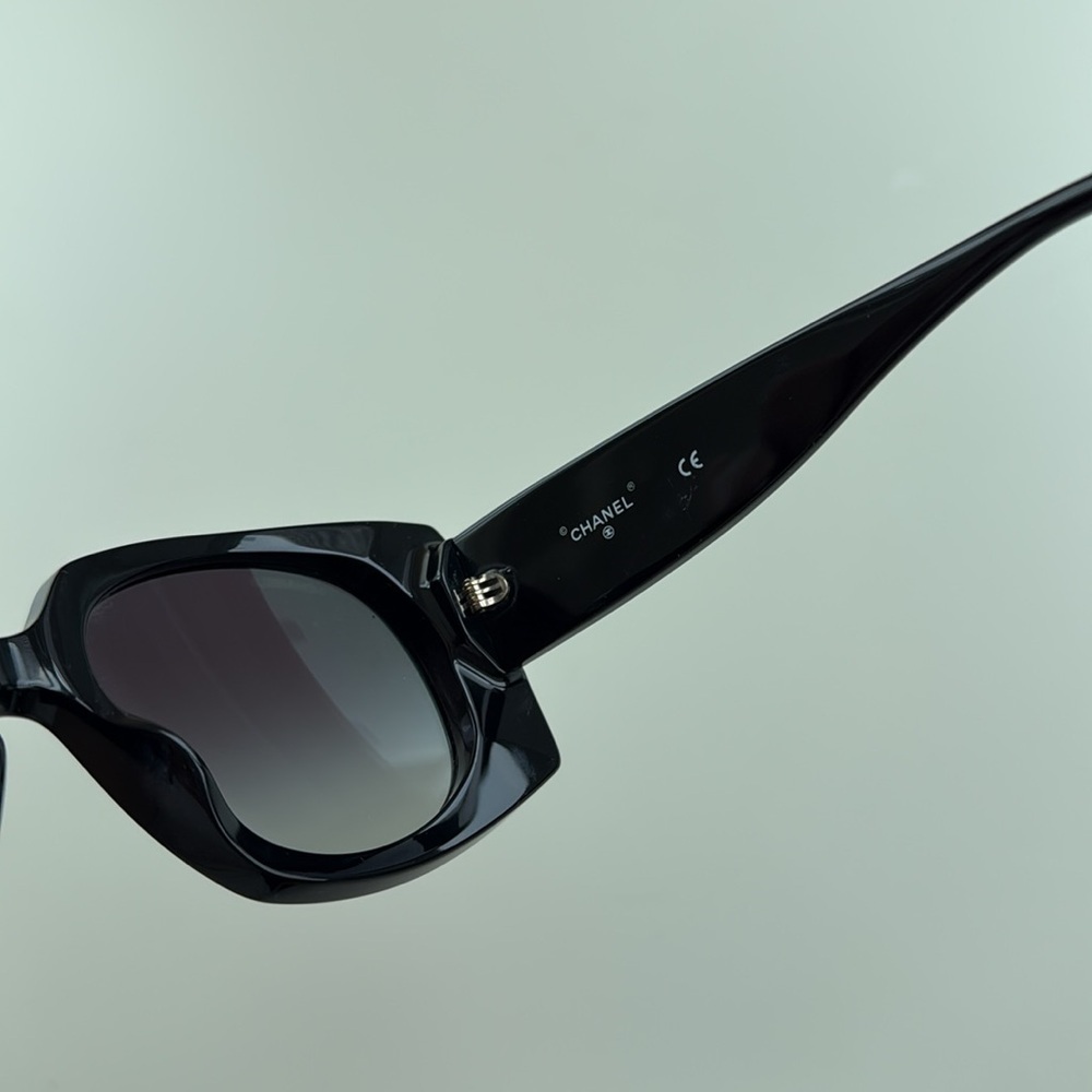 CHANEL Elegant Black Sunglasses - Picture 9 of 15